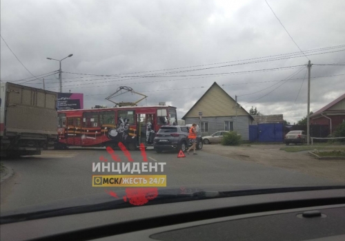 В Омске «легковушка» врезалась в трамвай