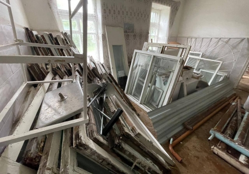 При ремонте Полтавской ЦРБ подрядчик взял плату за невывезенные окна и батареи