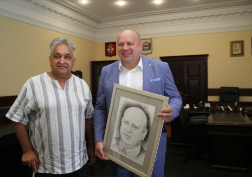 Мэр Омска получил в подарок портрет