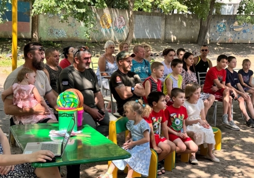 Ветераны боевых действий из Омска вручили подарки детям Стаханова