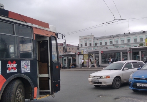В Омске возле железнодорожного вокзала то и дело «притесняют» троллейбусы