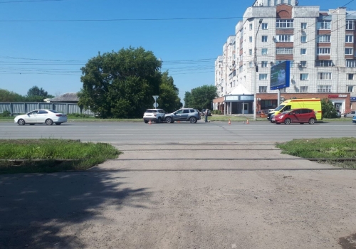 В центре Омска автоледи устроила ДТП с двумя пострадавшими детьми