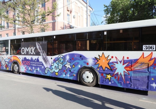 В Омске автобус, разрисованный на Дне молодежи, поставили на маршрут № 110