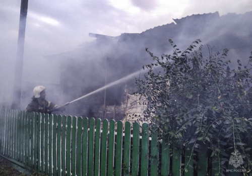 В Омской области из-за короткого замыкания сгорел деревянный дом