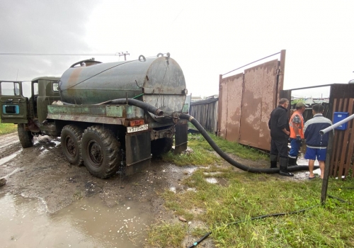 Омский потоп: мэр попросил не блокировать дорогу откачивающей воду технике