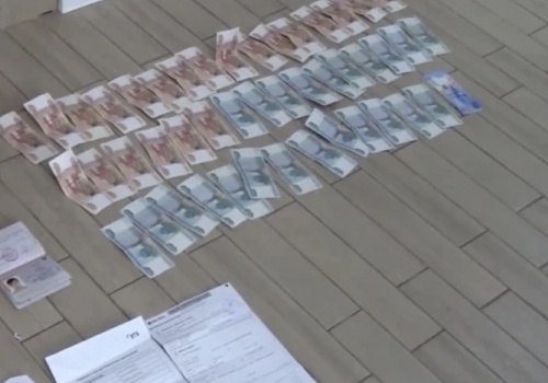 На глазах полицейских в омском торговом комплексе женщина хотела отдать 1,5 млн. мошенникам