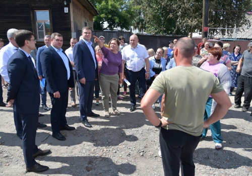 Министр Шнипко: «Омскэлектро» заменит счетчики у погорельцев за свой счет и поставит вместо деревянных бетонные столбы