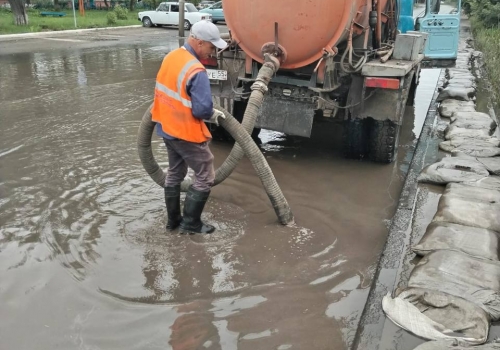 Омские дорожники продолжают откачивать воду с городских улиц