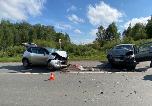 В Омской области при столкновении автомобилей на «встречке» травмировано пять человек