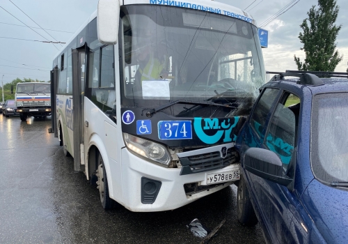 В Омске возле Парка Победы автоледи на «ниве» врезалась в автобус с 15 пассажирами