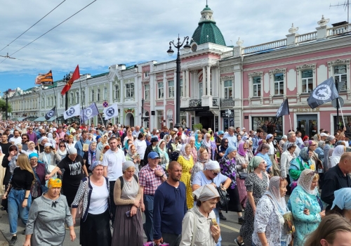 Омичи под колокольный звон прошли по центру города в День крещения Руси
