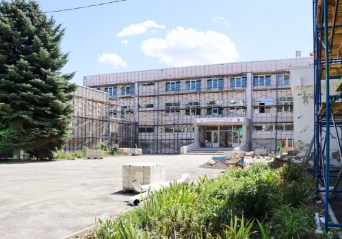 Омские организации продолжают приводить в порядок стахановскую гимназию № 11