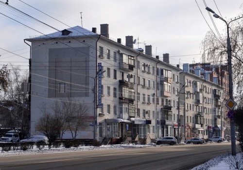 Жители старой пятиэтажки в Омске опасаются обвала пола первого этажа