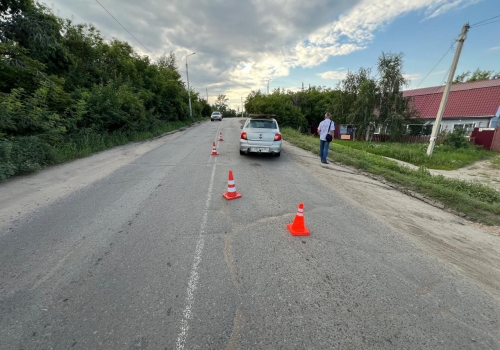 В Омске несовершеннолетний пересекал дорогу и попал под колёса автомобиля