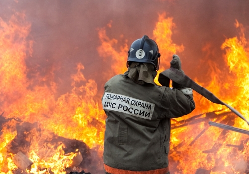 В Омске почти три часа тушили склад