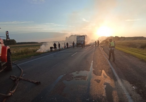 В Омской области на «трассе смерти» в столкновении трех автомобилей погибли водители двух фур