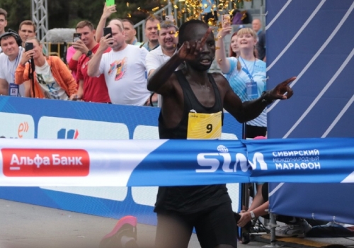 В Сибирском марафоне на главной дистанции победил спортсмен из Кении