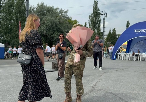 В Омске боец СВО сделал предложение девушке на День города
