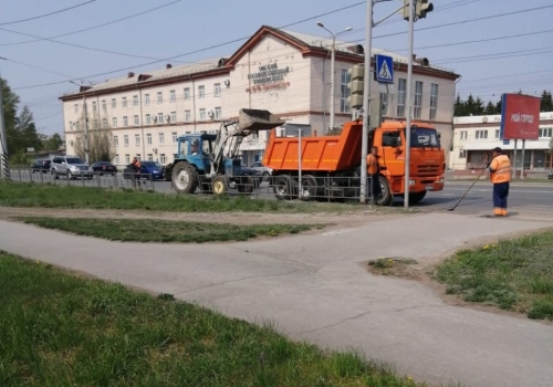 На улицах Омска собрали более 150 «кубов» мусора