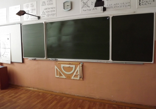 В кабинетах пяти школ Омской области нет классных досок, мячей и проекторов