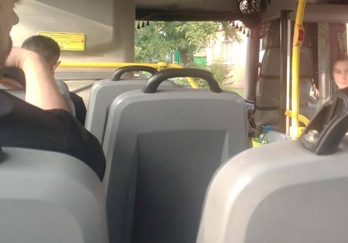 В автобусе 72-го маршрута 69-летняя омичка сломала руку после падения