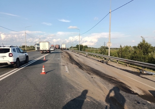 На автодороге Омск-Новосибирск легковушка Nissan на встречке столкнулась с фурой Scania — погиб водитель