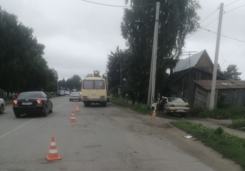 На севере Омской области пьяный водитель врезался в пассажирский автобус