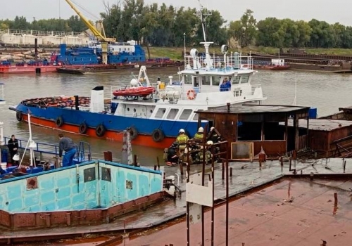 В омском речном порту горела баржа