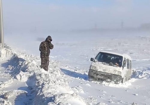 В Омске остается по-зимнему холодно