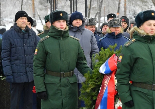 В День Героев Отечества в Омске возложили цветы к монументу «Слава Героям»