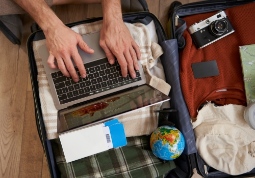 https://ru.freepik.com/free-photo/close-up-tourist-hands-typing-laptop-opened-suitcase-with-clothes-holiday-man-packs_172721406.htm#fromView=search&page=2&position=27&uuid=d4c83915-357a-4bfa-8511-45f429883478