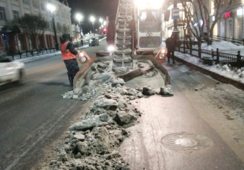 Трассу Рождественского полумарафона в Омске очищают от снега и наледи