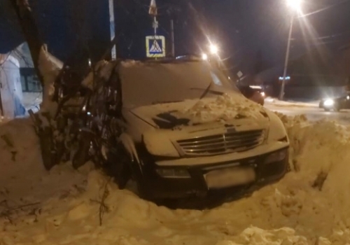 Корейский внедорожник угнали из шиномонтажки и бросили в снегу