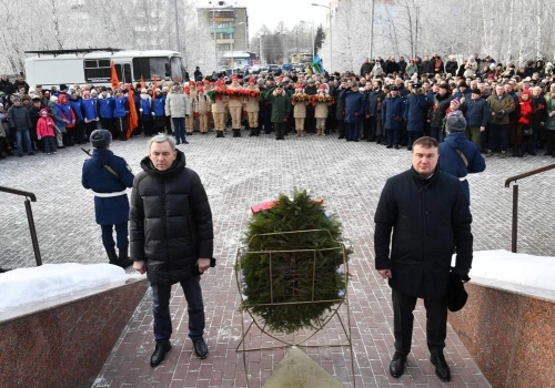 Губернатор в день вывода войск из Афганистана возложил цветы к мемориалу