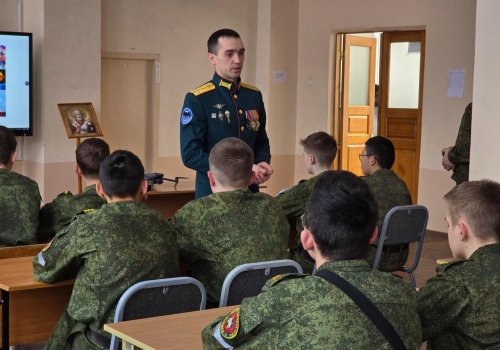 Омские кадеты и юнармейцы держали строй перед ветеранами СВО