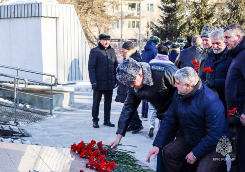 Омские спасатели почтили память героев-защитников Родины