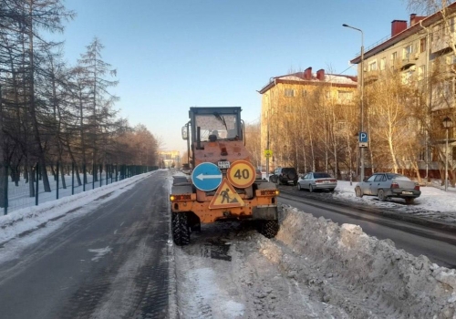 За выходные с улиц и дорог Омска вывезли больше восьми тысяч кубов снега