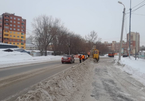 Дорожники города Омска продолжают убирать «весенний» снег