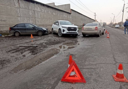 В Старом Кировске в столкновении трех иномарок пострадало четверо мальчикоа