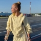 Бузова на костылях прилетела в Омск на корпоратив Шкуренко