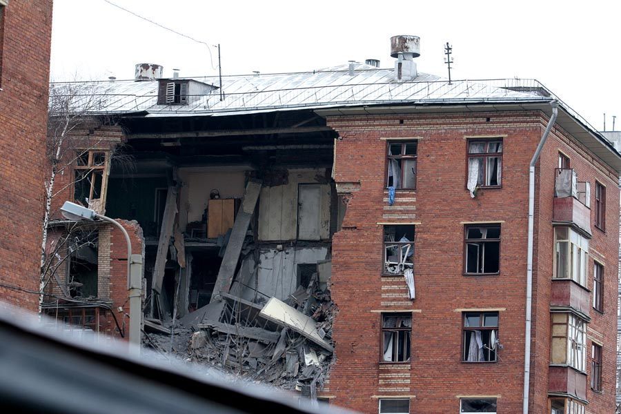 5 декабря 2005. Взрыв на Годовикова 6. Взрыв газа на улице Годовикова. Взрыв газа в кирпичном доме. Разрушенные панельные дома.